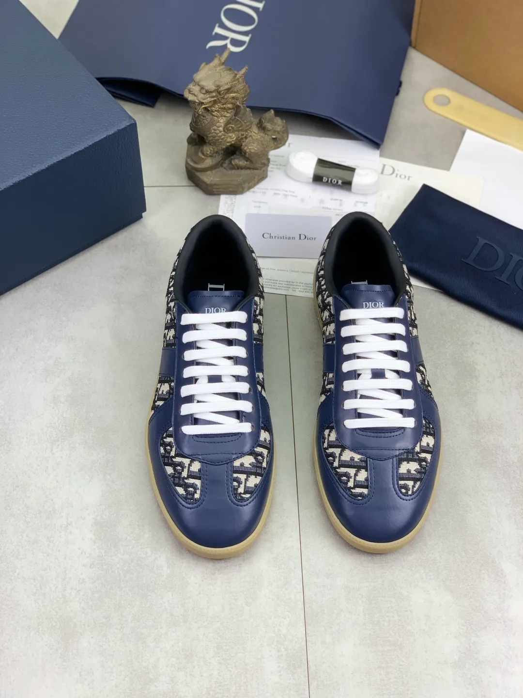 Men's men's shoes 💰P542 New Dior B01 top version of moral training shoes! ! ! White first-layer cowhide, fully oiled upper, original TPU molded outsole. New to the Fall 2025 collection, this sneaker marks the return of Dior’s classic style, reinterpreted in a stylish and elegant silhouette. Crafted from white smooth first-grain cowhide with a tonal silk sheepskin lining, it features the Dior logo on the tongue and inner sides, and a CD icon on the heel. Paired with Tpu anti-slip soles of the same color, it can be matched with various styles to create a sophisticated look.  Code number: 39-45 Complete package with airplane box